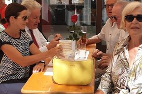 Personen sitzend am Tisch