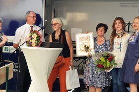 Personen beim Rednerpult 