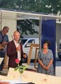 Mann hält Ansprache mit Frau 