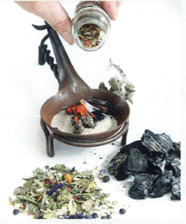 Pfanne, Kräuter, Gewürze, Holzkohle Pfanne, Kräuter, Gewürze, Holzkohle