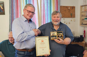  Obmann Michael Thomasberger gratuliert den neuen Krippenbaumeister