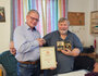  Obmann Michael Thomasberger gratuliert den neuen Krippenbaumeister