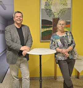 Mann und Frau vor einem Tisch Mann und Frau vor einem Tisch
