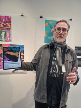 Mann mit Tablet in der Hand zeigt etwas vor Mann mit Tablet in der Hand zeigt etwas vor