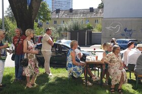 viele Leute im Freien 