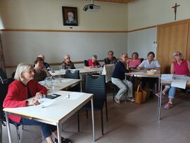 Personen an Tischen sitzend mit Handys