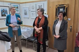 3 Frauen , eine spricht
