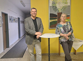 Mann und Frau vor einem Tisch 