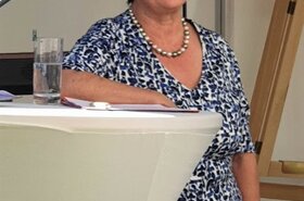 Frau stehend bei Mikrofon