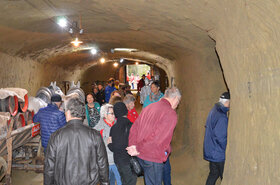 Besuchergruppe im Eiskeller