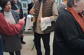 Menschen stehen in einem Raum