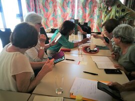 mehrere Personen am Tisch mit Handys