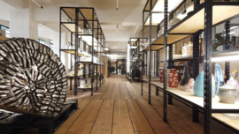 Regale in großem Saal mit vielen Gegenständen