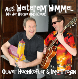 Ein Mann mit Kirchenmodell und einer mit Gitarre Ein Mann mit Kirchenmodell und einer mit Gitarre