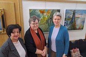 3 Frauen stehen vor Bildern