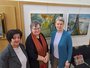 3 Frauen stehen vor Bildern