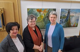3 Frauen vor 2 Bildern