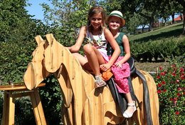 Kinder lieben das Reiten auf unserem Holzpferd