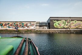 Graffitis auf Hafengebäuden