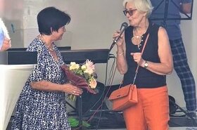 Frau gratuliert Frau