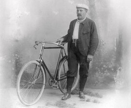 Mann neben Fahrrad