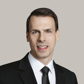 junger Mann in dunklem Anzug