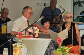 Mann gratuliert Frau