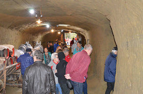 Besucher in einem der beiden Museumskellern Besucher in einem der beiden Museumskellern