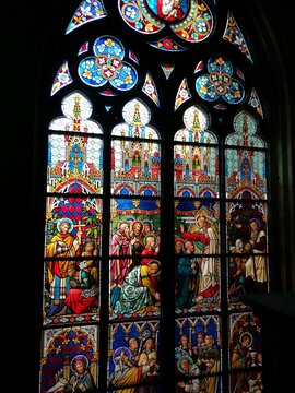 Bunte Glasfenster in sakralem Raum