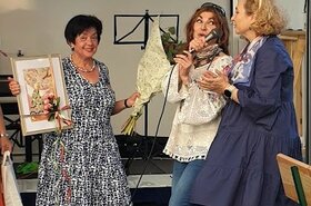 Frau zeigt Bild